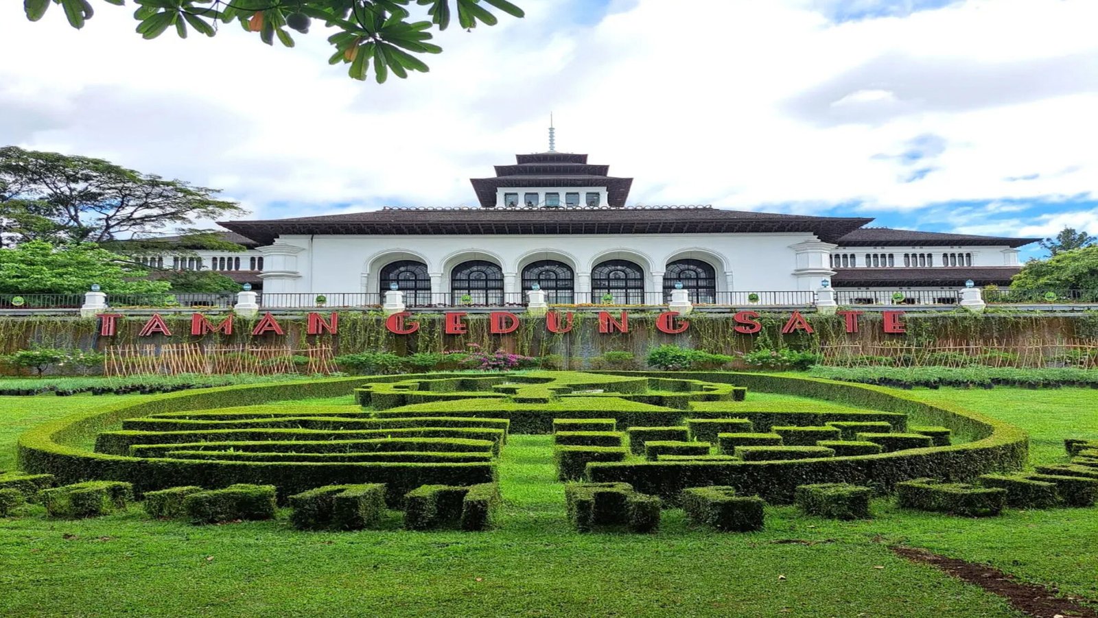 Wisata Sejarah Gedung Sate Bandung Hal Menarik