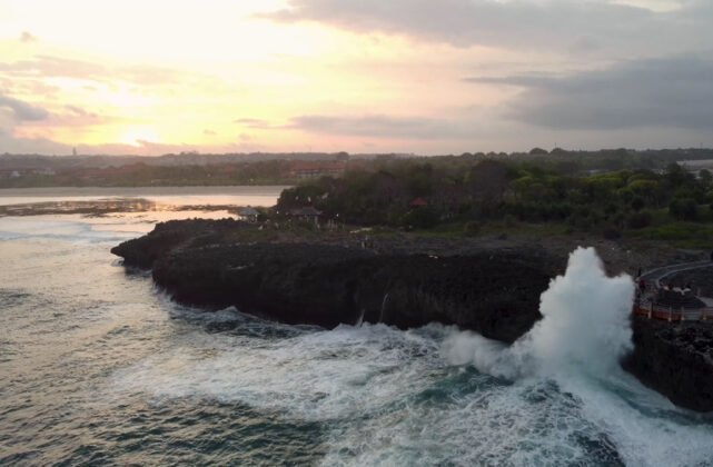 Pesona Water Blow Nusa Dua Fenomena Langka Di Bali