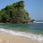 Wisata Pantai Ngopet dan Indanya Bukit Hijau