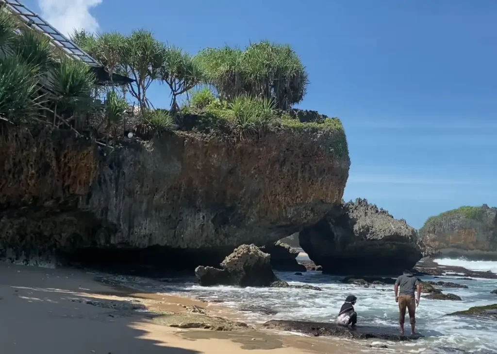 Pantai Mbuluk: Petualangan Seru di Tepian Laut Jawa