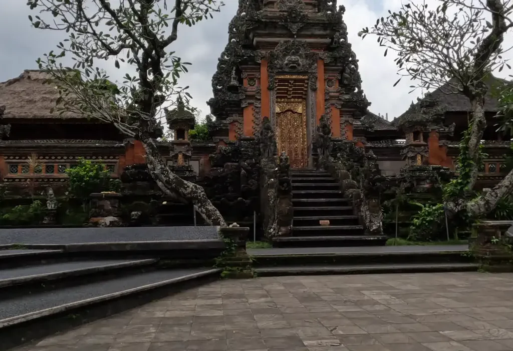 Menyelami Pura Saraswati: Keanggunan dan Keagungan Budaya Bali