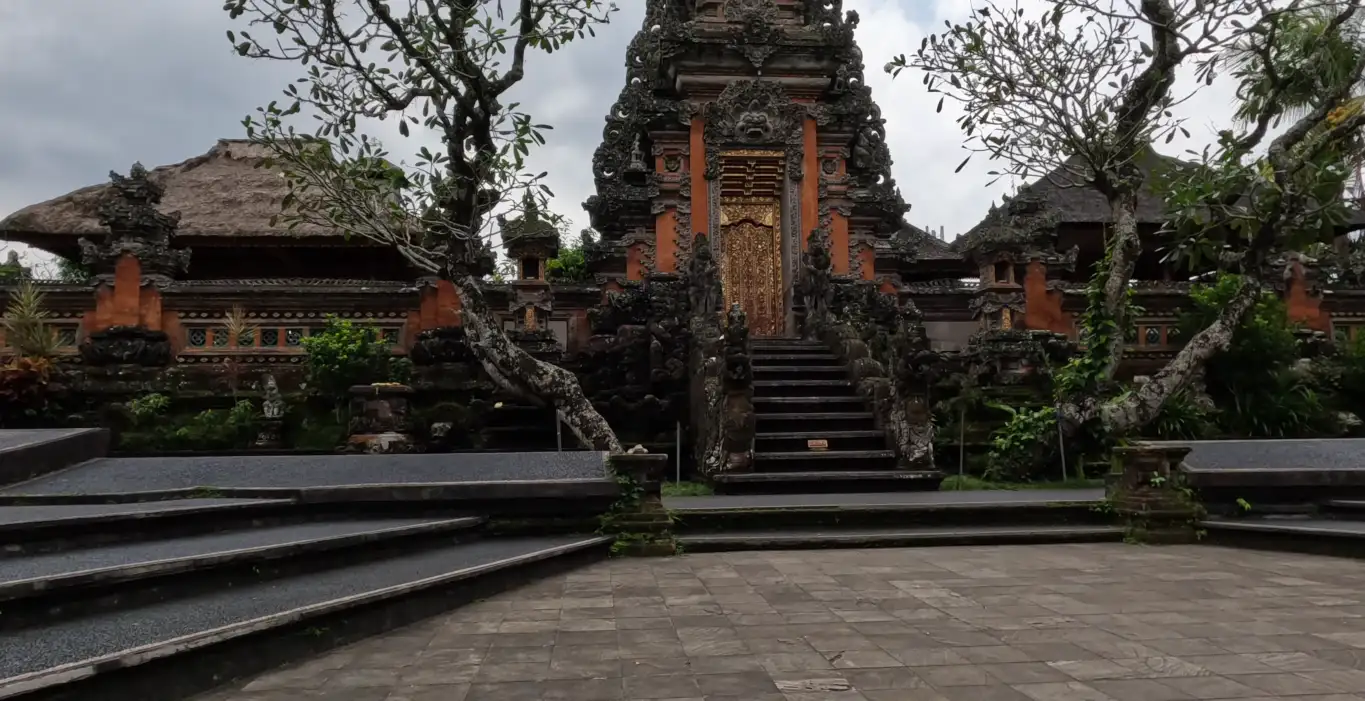 Menyelami Pura Saraswati: Keanggunan dan Keagungan Budaya Bali